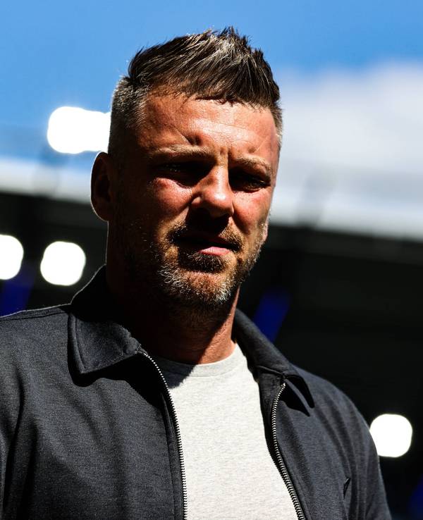 Lukas Kwasniok wird im Stadion von der Sonne geblendet.