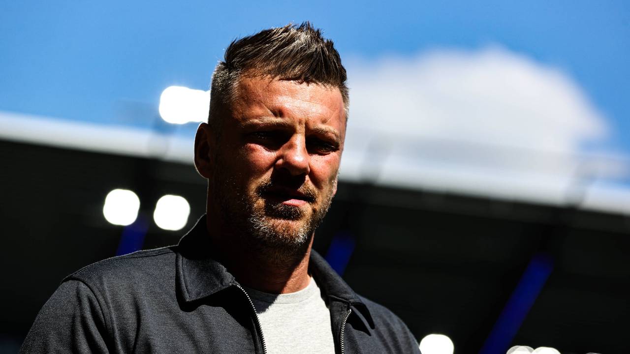 Lukas Kwasniok wird im Stadion von der Sonne geblendet.