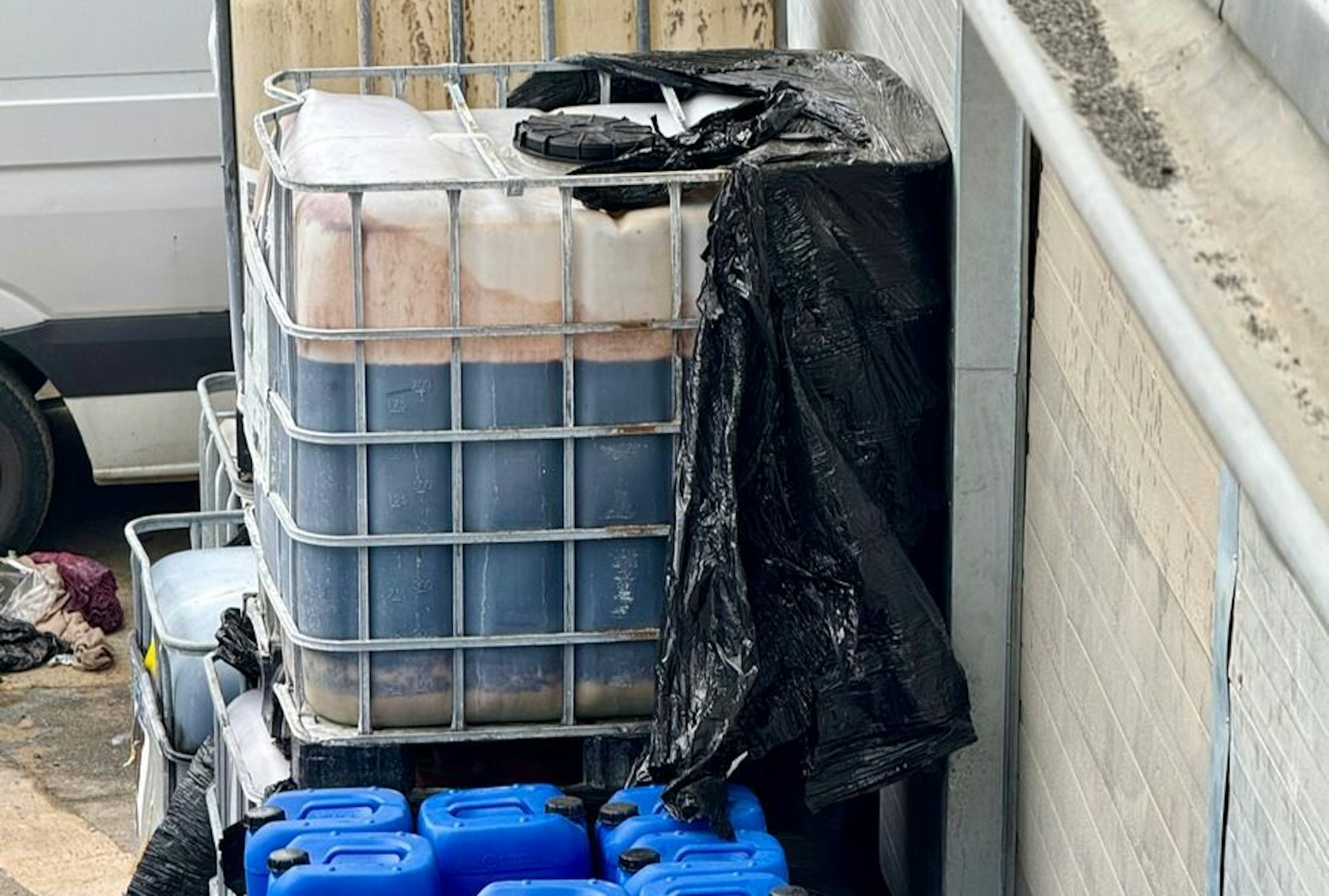 Chemikalien und Lagerbehälter aus dem illegalen Labor.