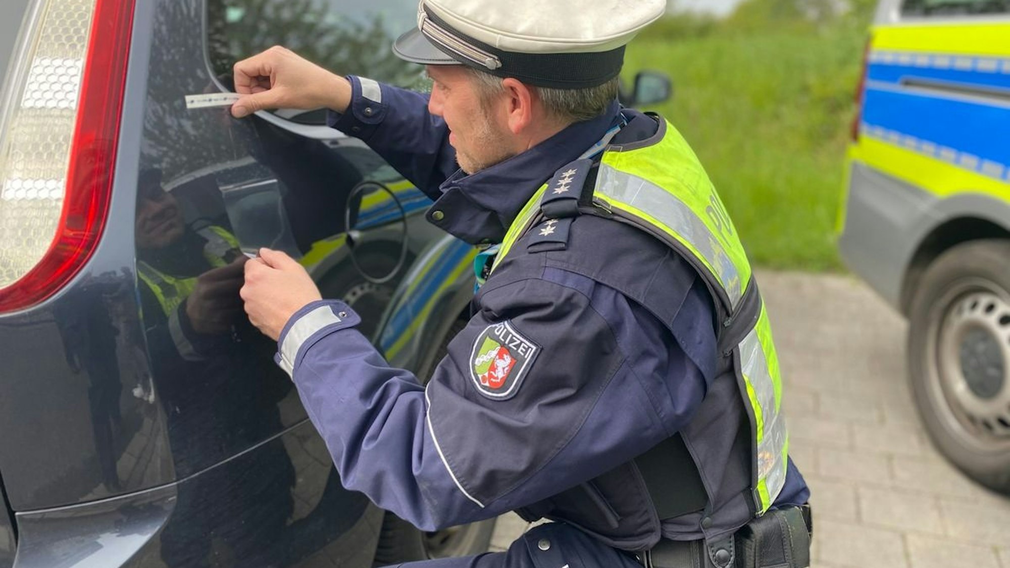 Symbolbild für Verkehrsunfallflucht. Die Polizei Mettmann informiert über mehrere Fälle aus Hilden und Langenfeld.