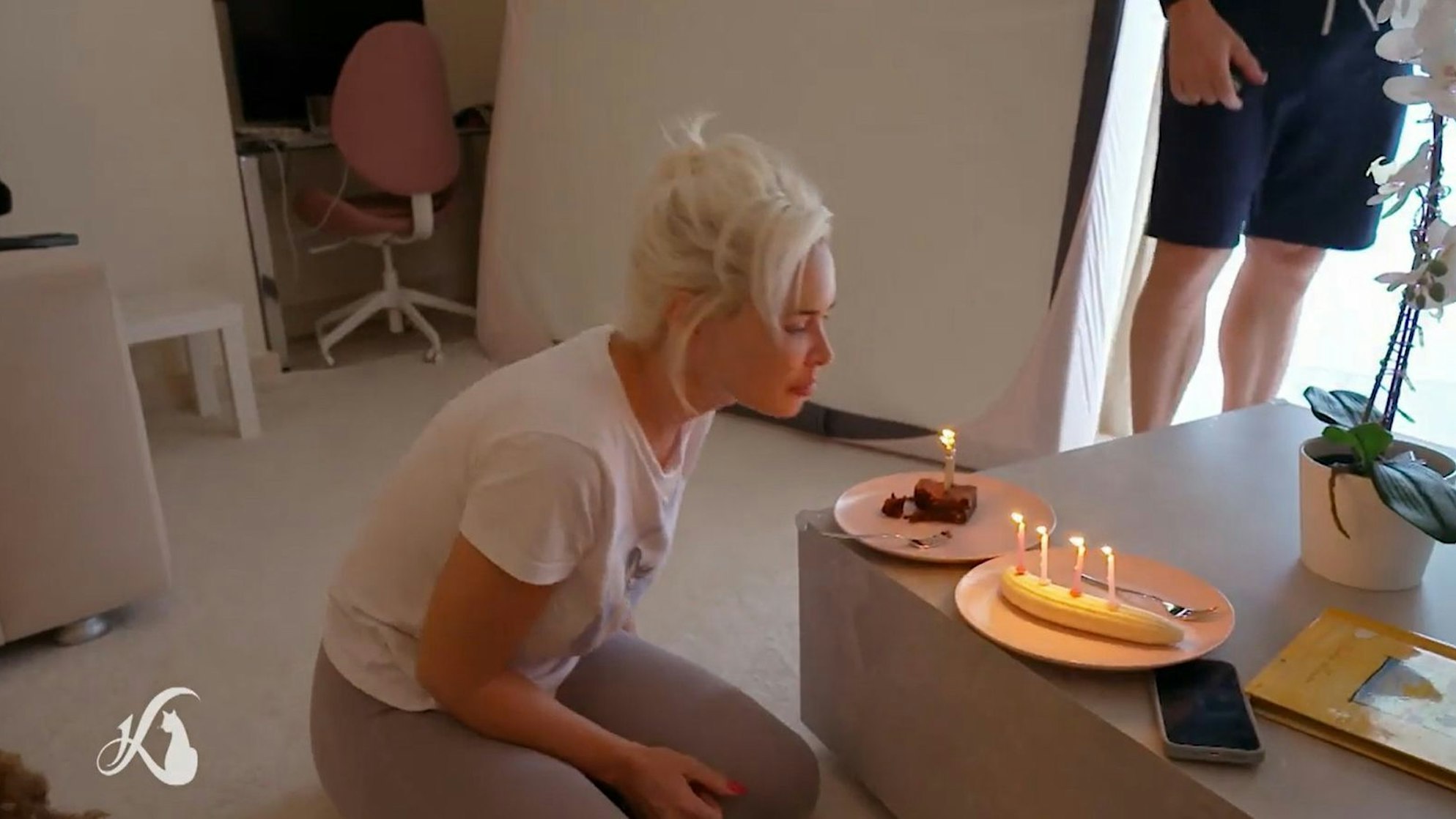 Daniela Katzenberger wird an ihrem 38. Geburtstag von Ehemann Lucas mit einem Kuchen und einer Banane überrascht. (Bild: RTL)