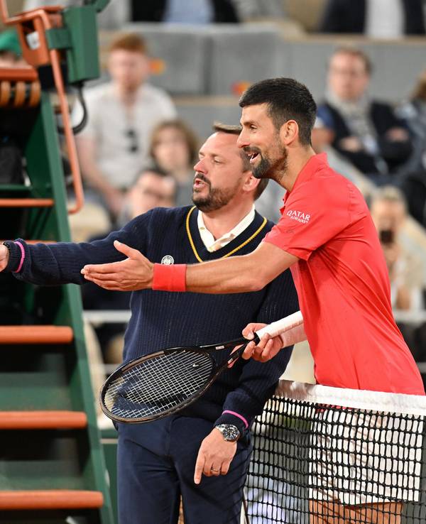 Tennis-Star Novak Djokovic am Freitag (6. Juni 2025) im Halbfinale der French Open gegen Jannik Sinner.