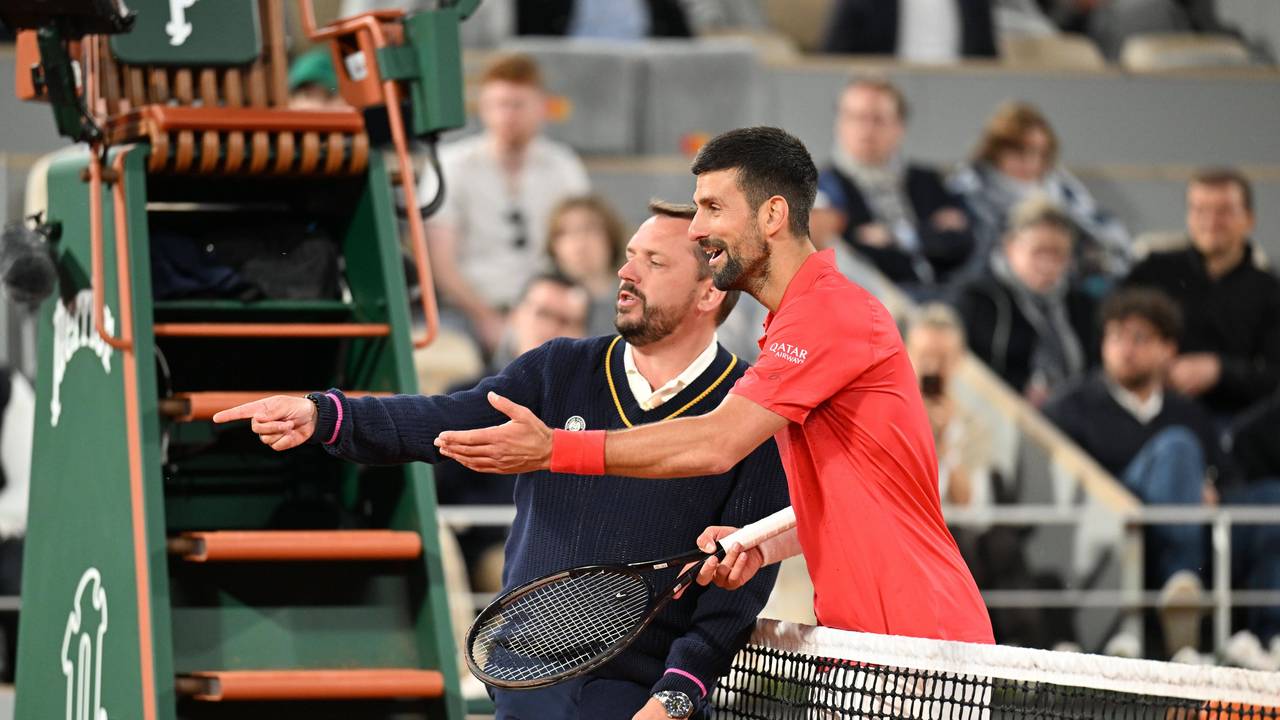 Tennis-Star Novak Djokovic am Freitag (6. Juni 2025) im Halbfinale der French Open gegen Jannik Sinner.