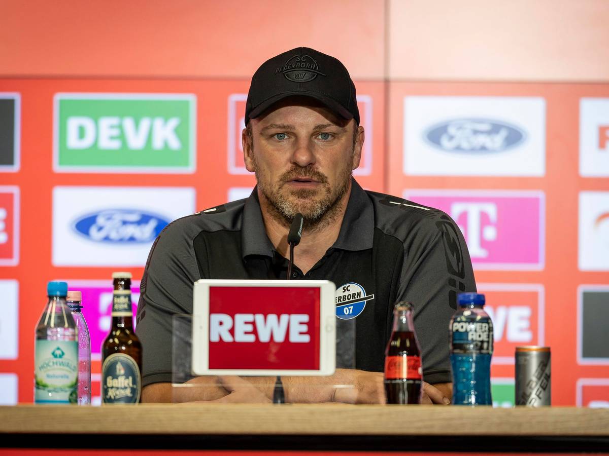 Lukas Kwasniok sitzt beim FC als Paderborn-Trainer bei einer Pressekonferenz.