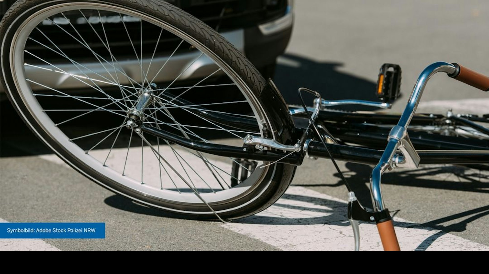 Unfallstelle mit beschädigtem Fahrrad nach schwerem Verkehrsunfall in Oberhausen