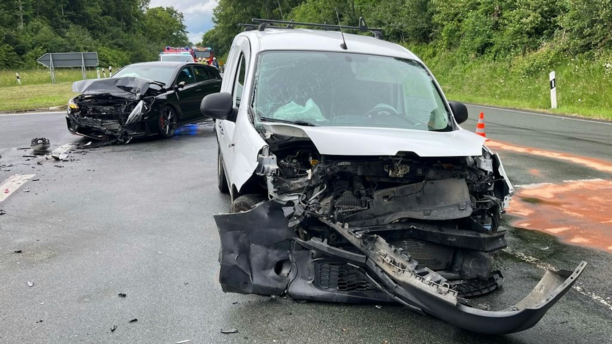 Verkehrsunfall an der Autobahnauffahrt zur A4 bei Reichshof mit zwei nicht mehr fahrbereiten Fahrzeugen.