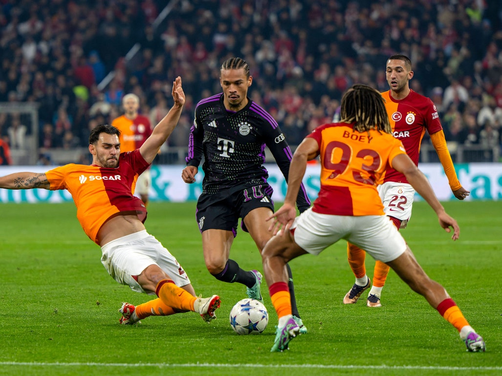 Leroy Sane dribbelt im Trikot des FC Bayern gegen zwei Spieler von Galatasaray.