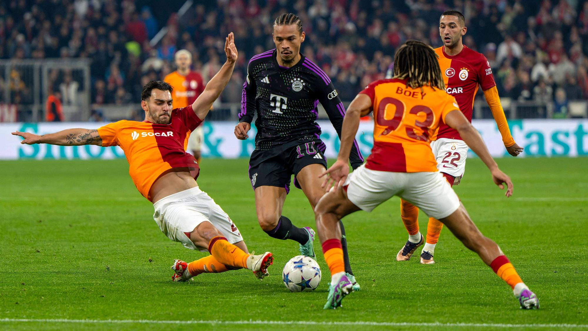 Leroy Sane dribbelt im Trikot des FC Bayern gegen zwei Spieler von Galatasaray.