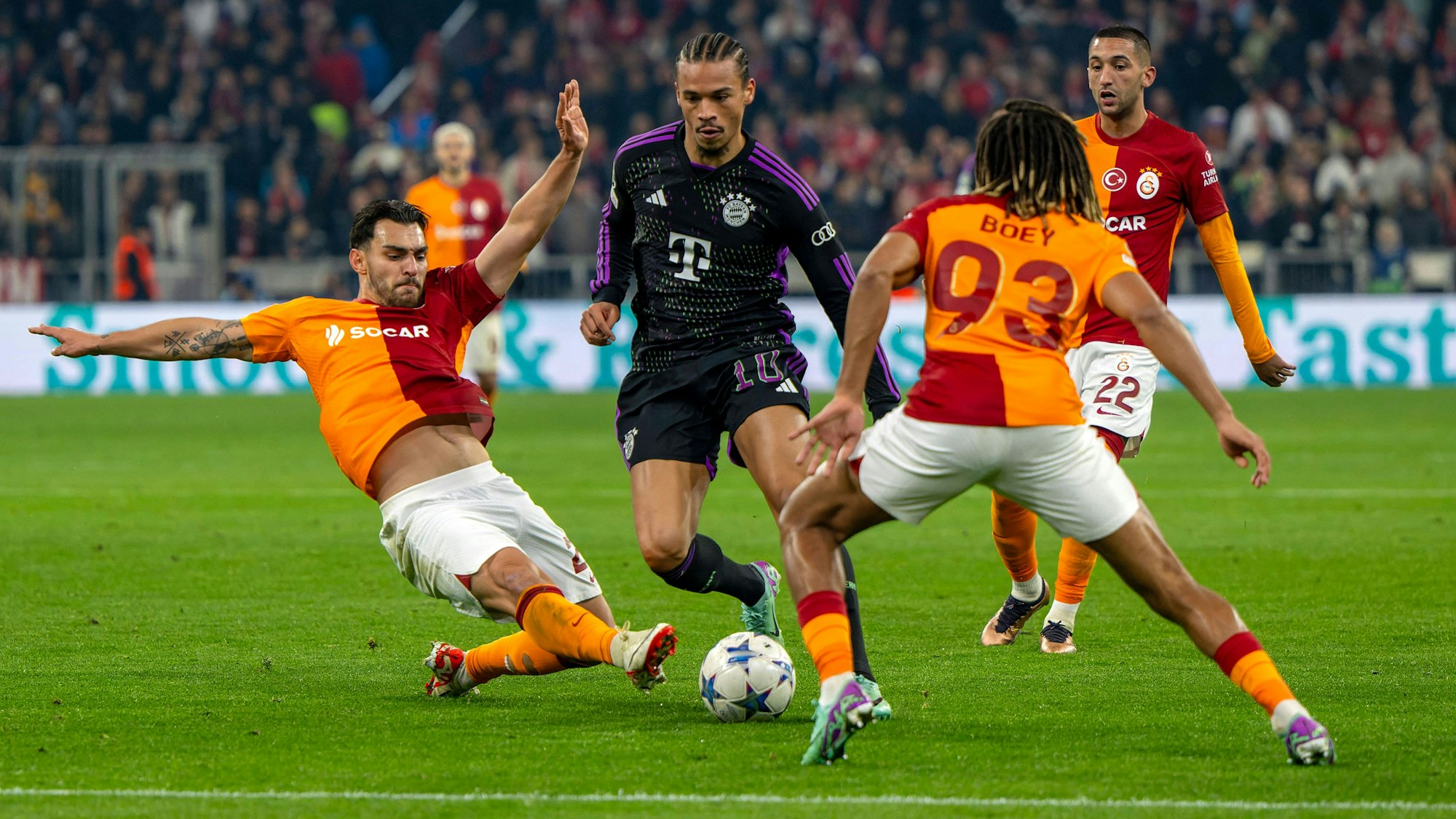 Leroy Sane dribbelt im Trikot des FC Bayern gegen zwei Spieler von Galatasaray.