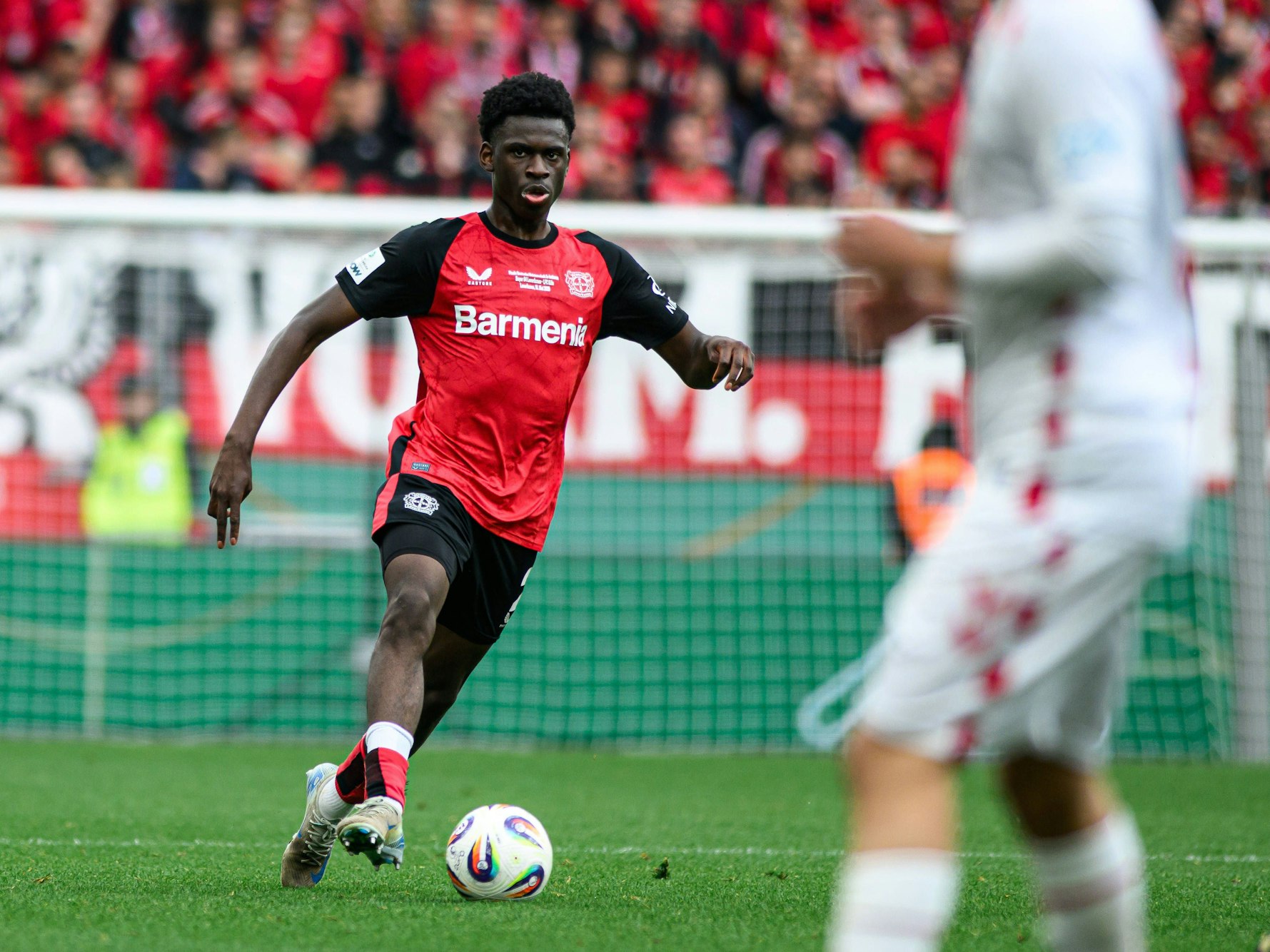 Rechtsverteidiger Othniël Raterink am 18. Mai 2025 im Endspiel um die Deutsche Meisterschaft gegen den 1. FC Köln.