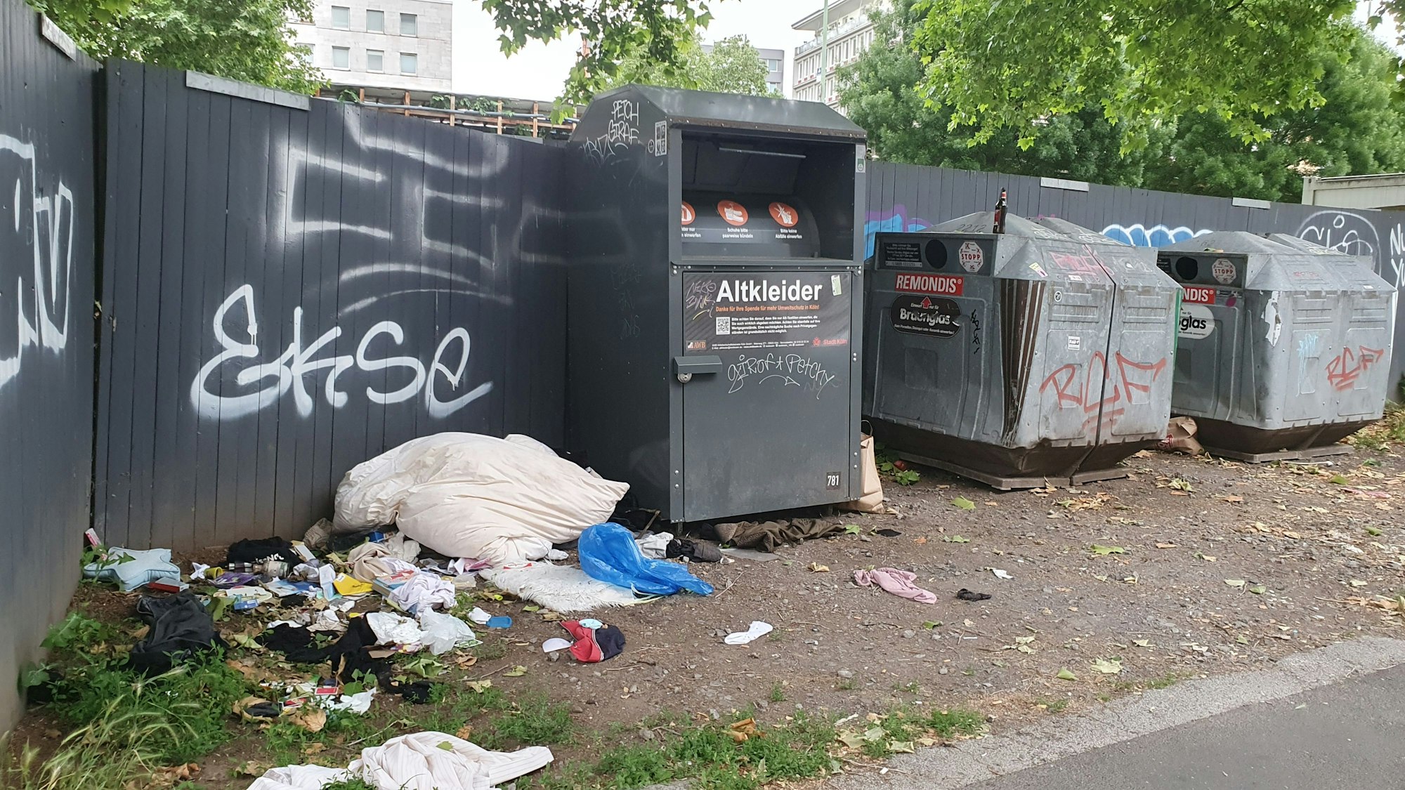 Eine wilde Müllkippe an der Mülheimer Brücke
