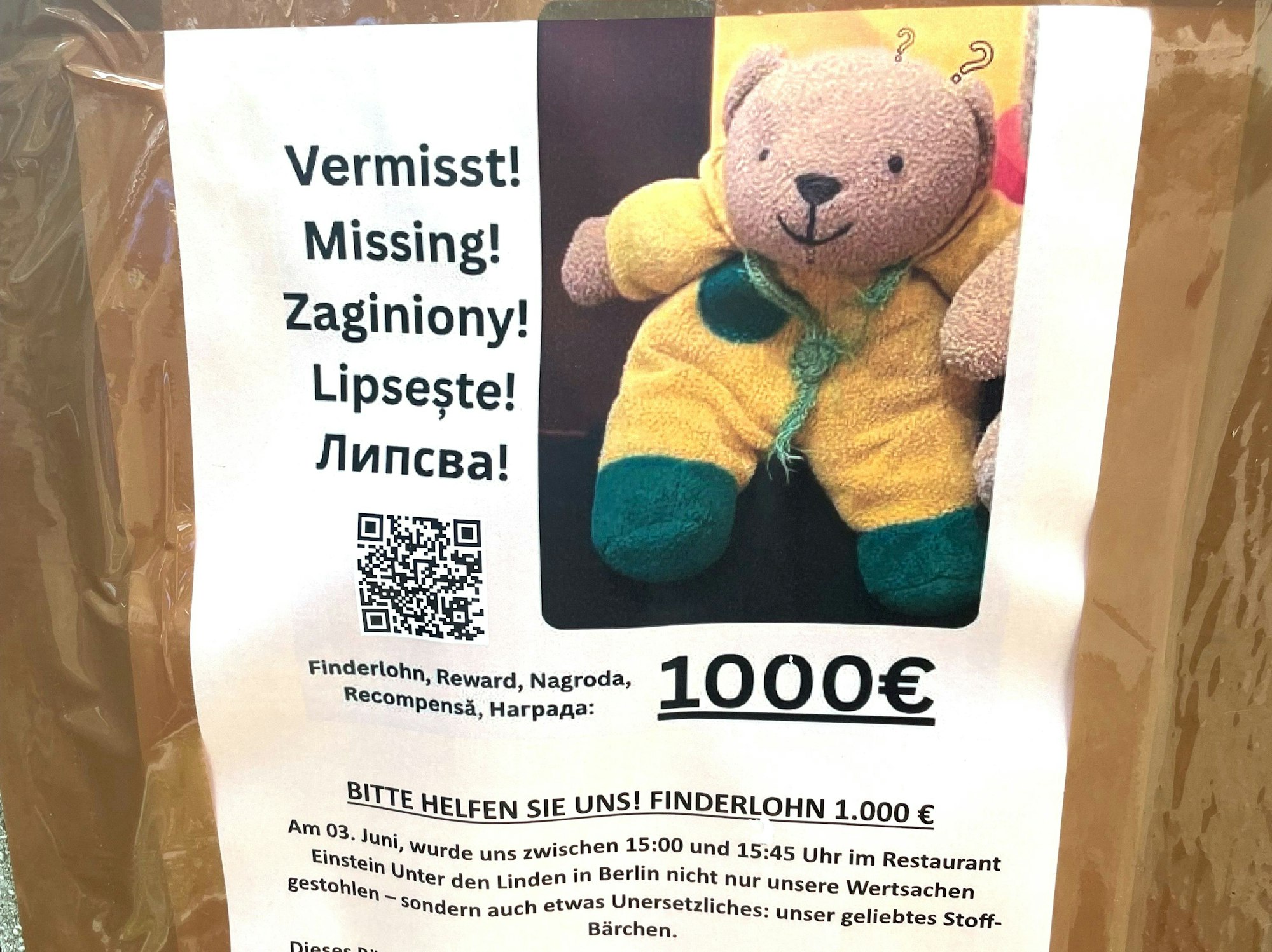 Ein Plakat zu einer Suchaktion hängt an der Ahornallee in Berlin-Charlottenburg.