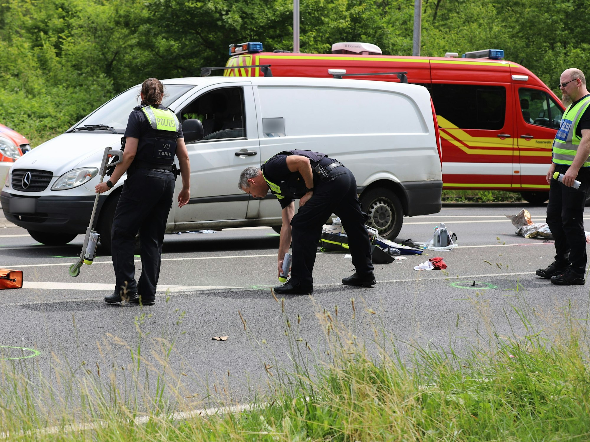 Einsatzkräfte der Polizei sicherten Spuren nach dem Unfall in Hürth.