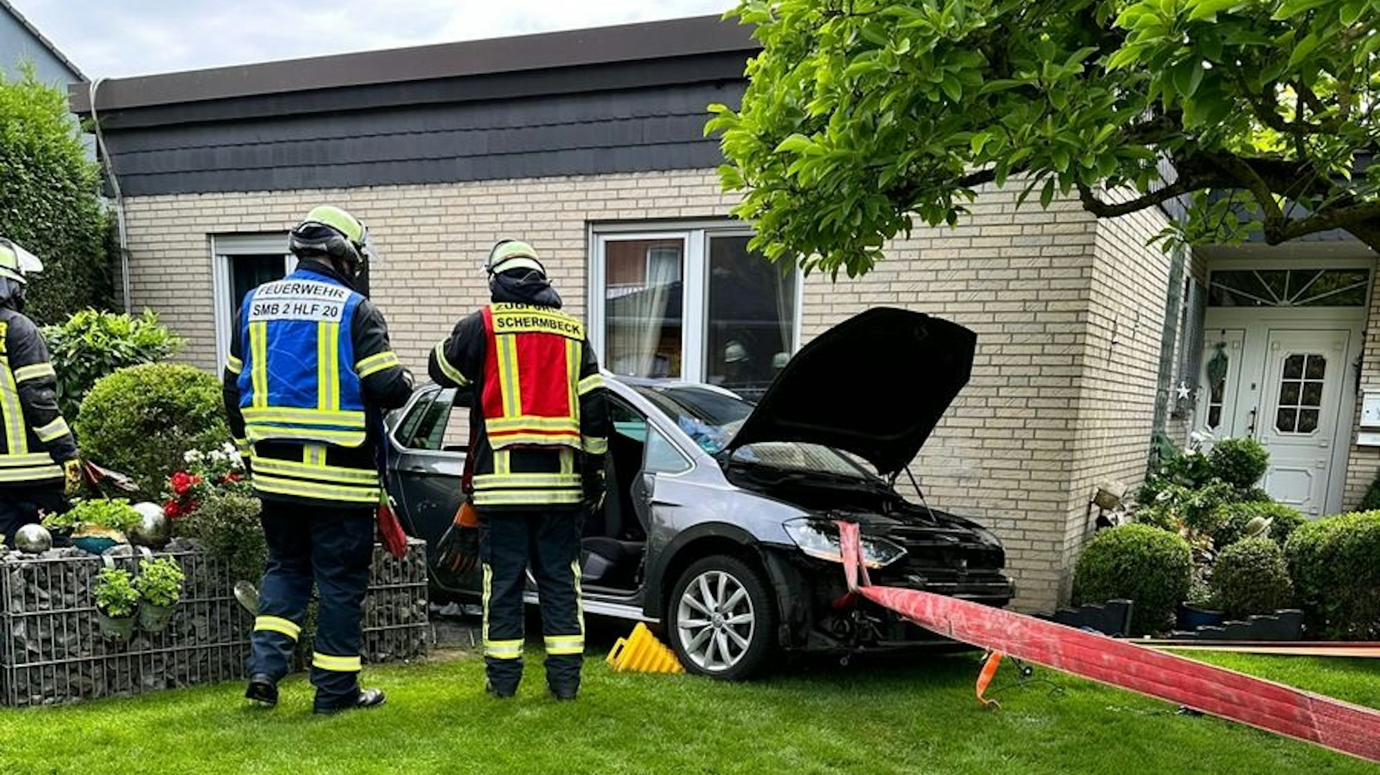 Einsatz der Feuerwehr in Schermbeck, nachdem ein PKW rückwärts in einen Vorgarten gefahren und mit einer Hauswand kollidiert war.