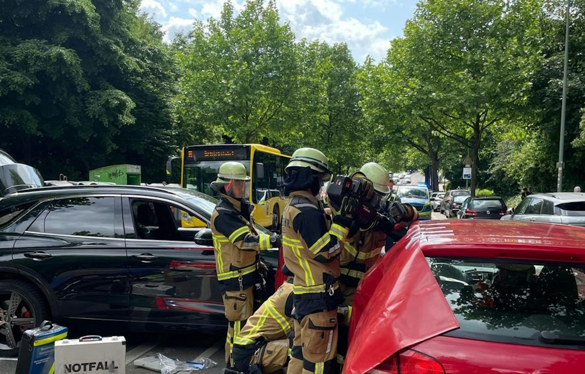 Technische Rettung der Feuerwehr Essen nach Verkehrsunfall auf der Kreuzung Langemarckstraße Ecke Bonifatiusstraße in Essen-Schonnebeck. Bei dem Unfall wurden zwei Personen verletzt.