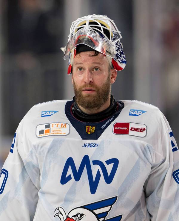 Felix Brückmann im Tor bei Adler Mannheim.