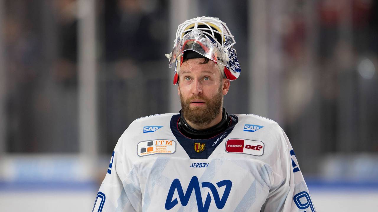 Felix Brückmann im Tor bei Adler Mannheim.