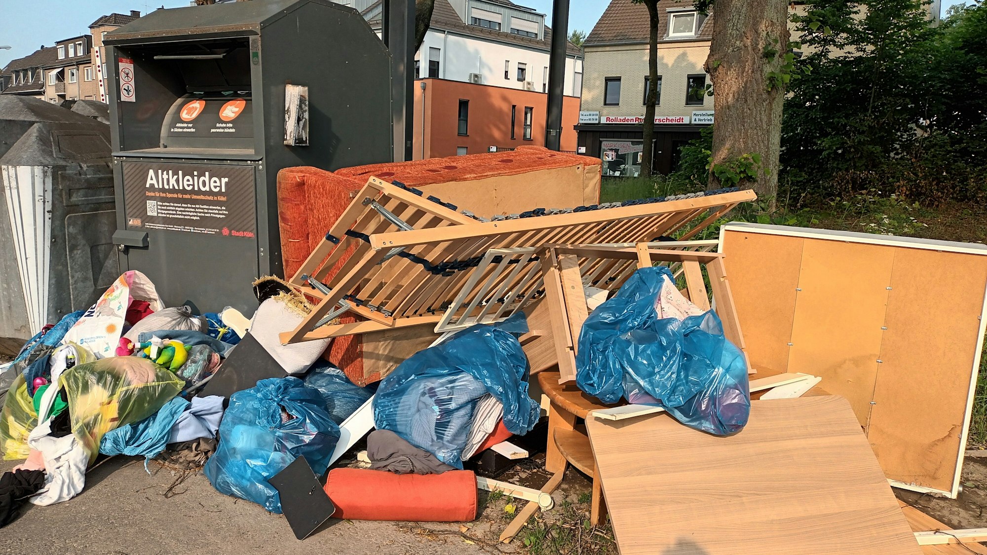 Müll an einem Altkleider-Container
