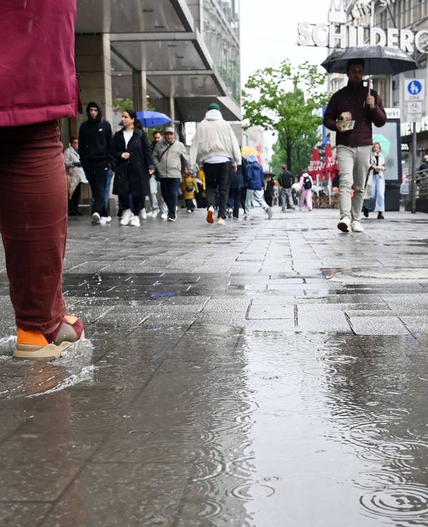 Blick auf die Schildergasse. Hier war die Familie Pizza essen und wurde aggressiv angebettelt.