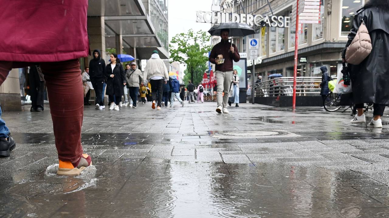 Blick auf die Schildergasse. Hier war die Familie Pizza essen und wurde aggressiv angebettelt.