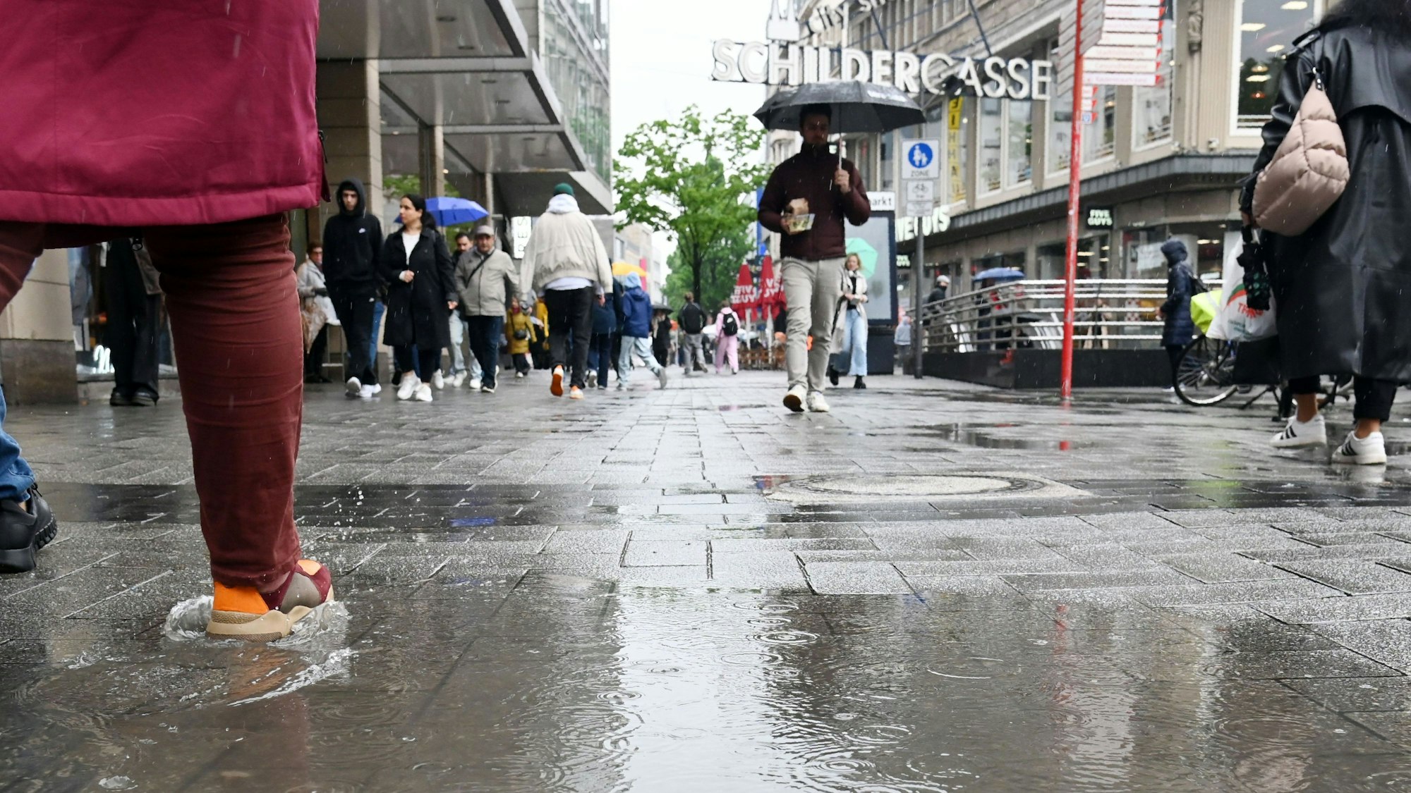 Blick auf die Schildergasse. Hier war die Familie Pizza essen und wurde aggressiv angebettelt.