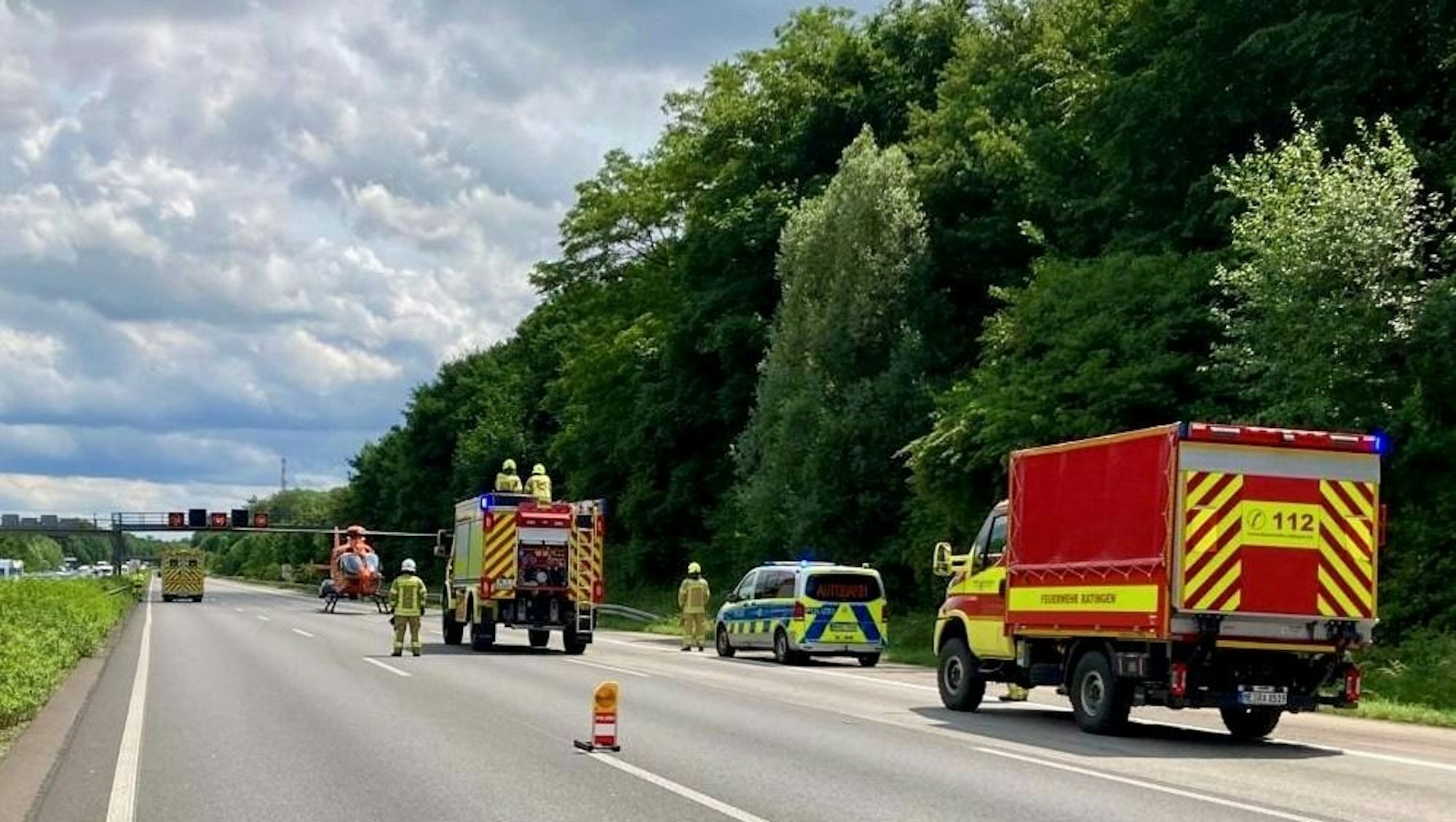 Löscheinsatz der Feuerwehr Ratingen bei einem brennenden Elektrofahrzeug auf der Autobahn BAB 3. Der Fahrer wurde bei dem Unfall schwer verletzt.