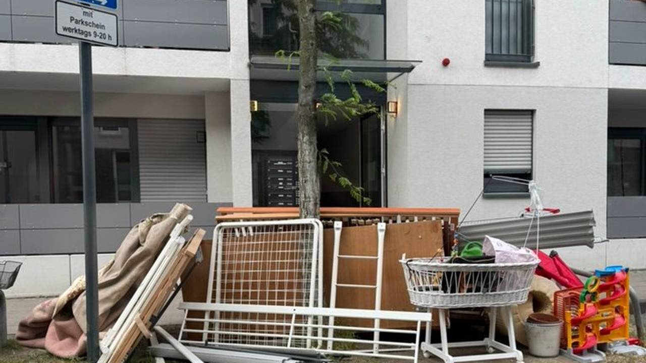 Müll, darunter eine Wiege und zwei Lattenroste stehen am Straßenrand.
