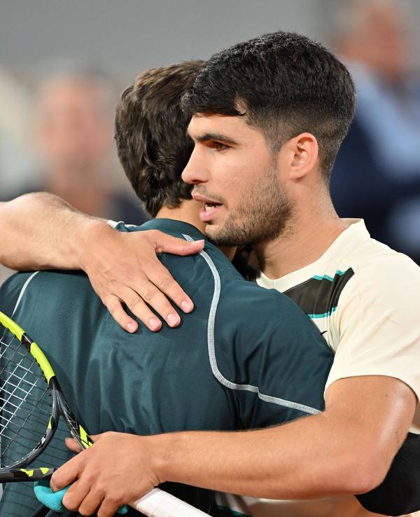 Tennis-Star Carlos Alcaraz am 6. Juni 2025 mit seinem Halbfinal-Gegner Lorenzo Musetti.