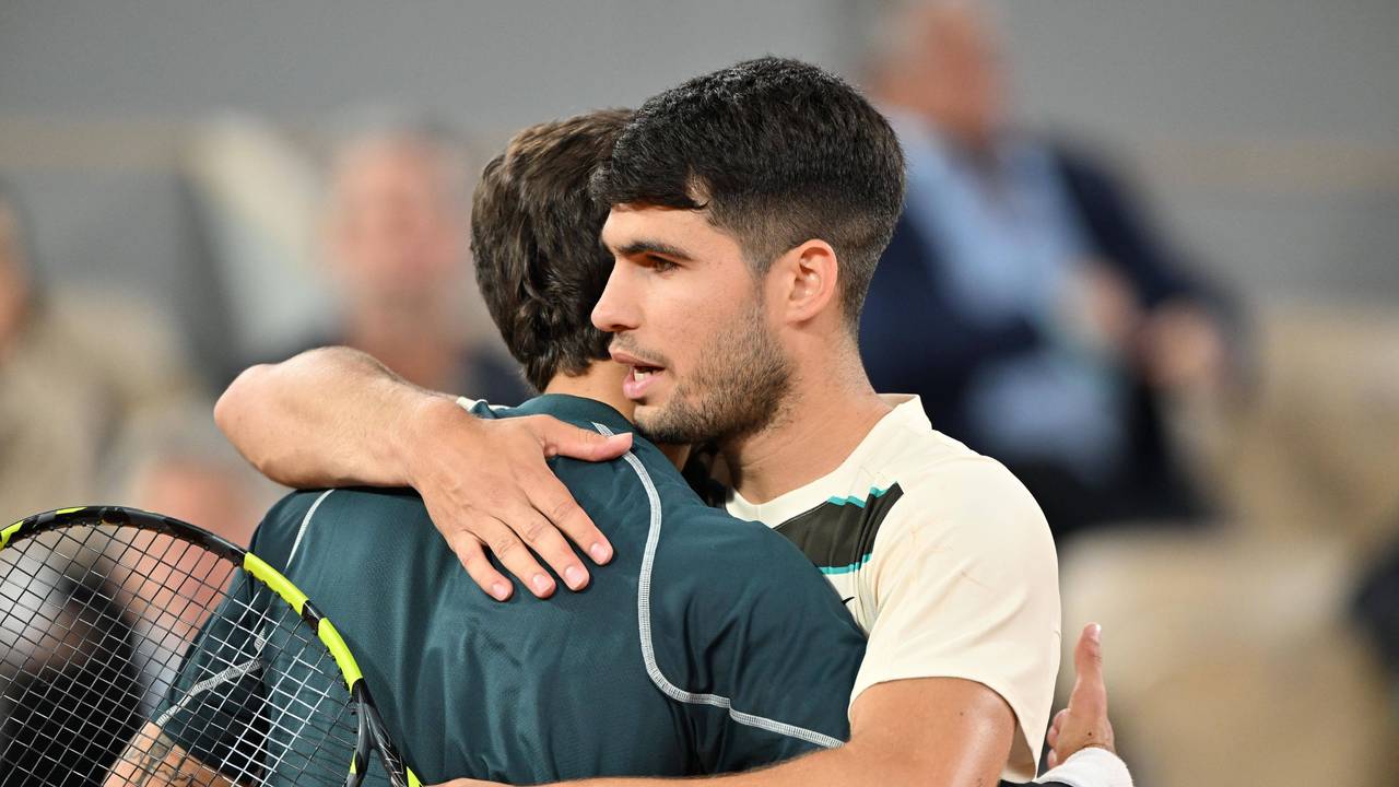 Tennis-Star Carlos Alcaraz am 6. Juni 2025 mit seinem Halbfinal-Gegner Lorenzo Musetti.