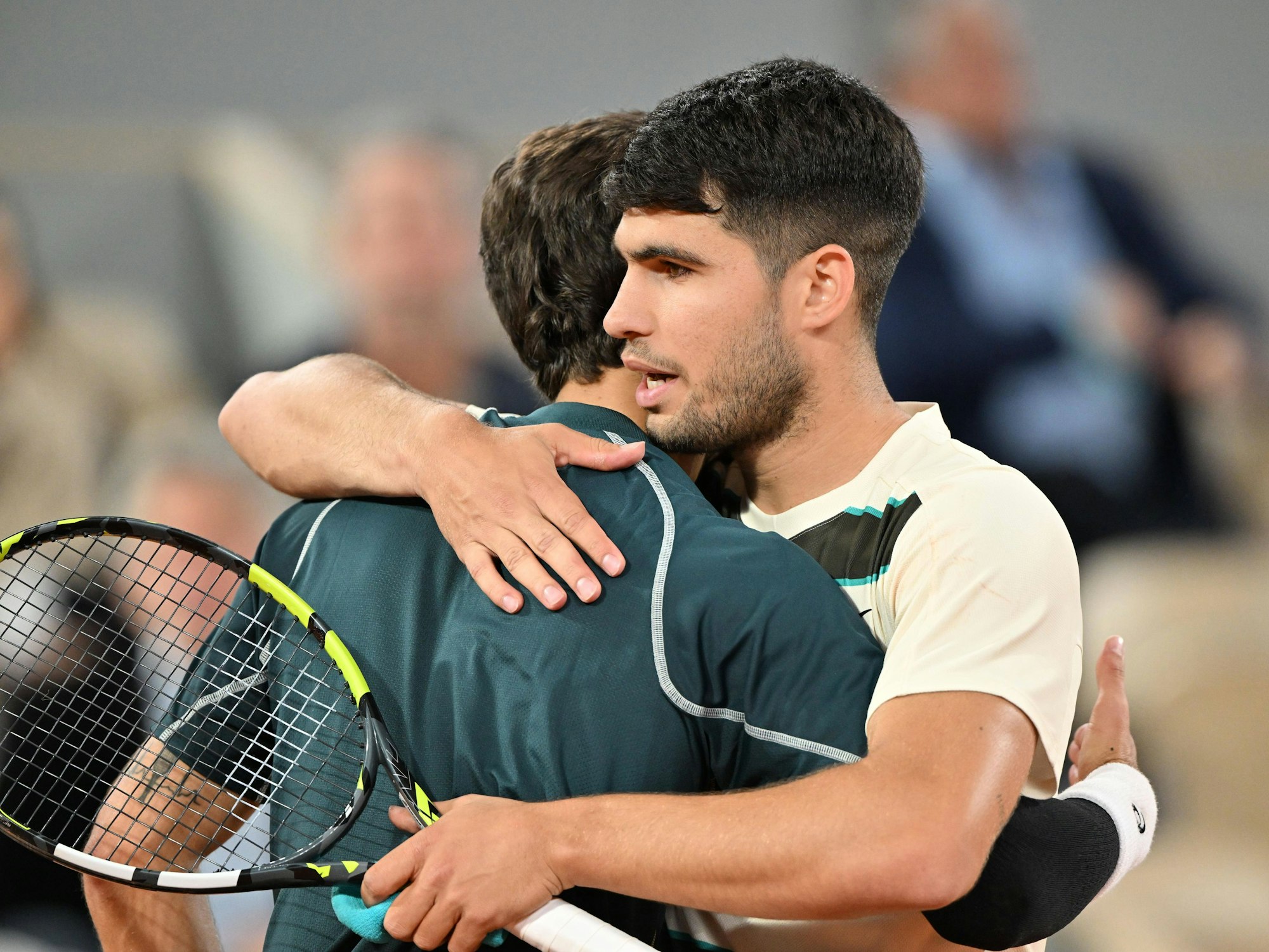 Tennis-Star Carlos Alcaraz am 6. Juni 2025 mit seinem Halbfinal-Gegner Lorenzo Musetti.