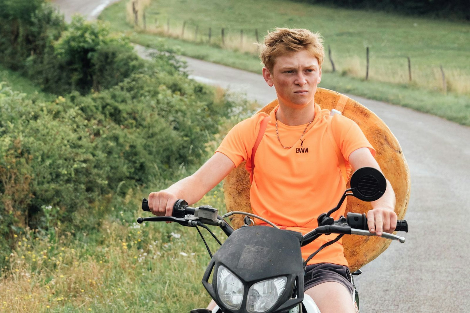 Totone (Clément Faveau) will in „Könige des Sommers“ den besten Comté-Käse herstellen und damit bei einem Wettbewerb 30.000 Euro gewinnen. (Bild: Laurent le Crabe/Pandora Film)