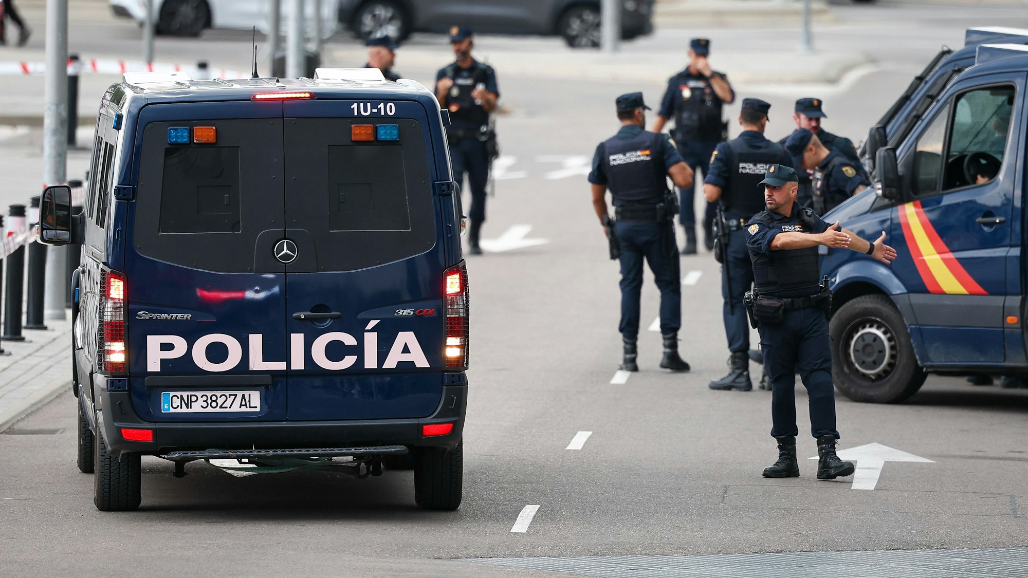Einsatzkräfte der spanischen Polizei bei einem Einsatz in Madrid (Archivfoto)