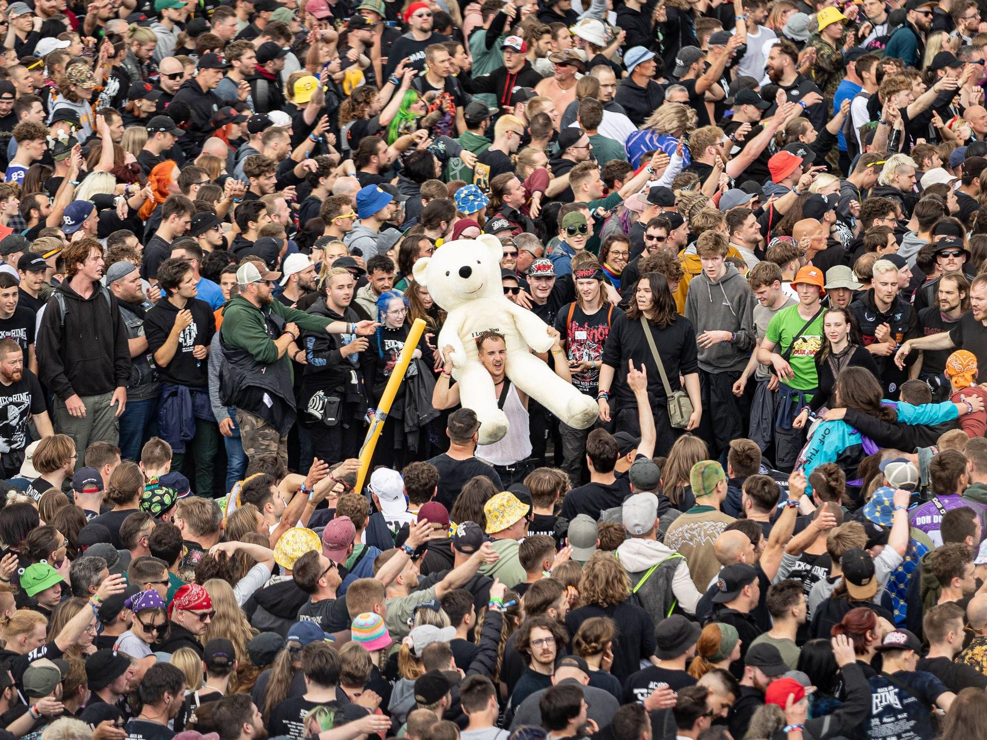 Circle Pit mit Eisbär bei „Rock am Ring“.