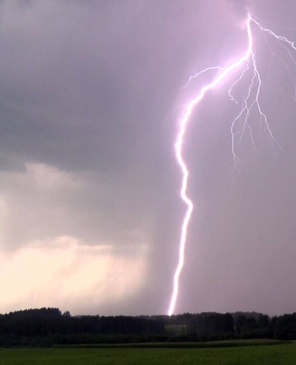 Das Symbolfoto zeigt einen Blitzeinschlag.