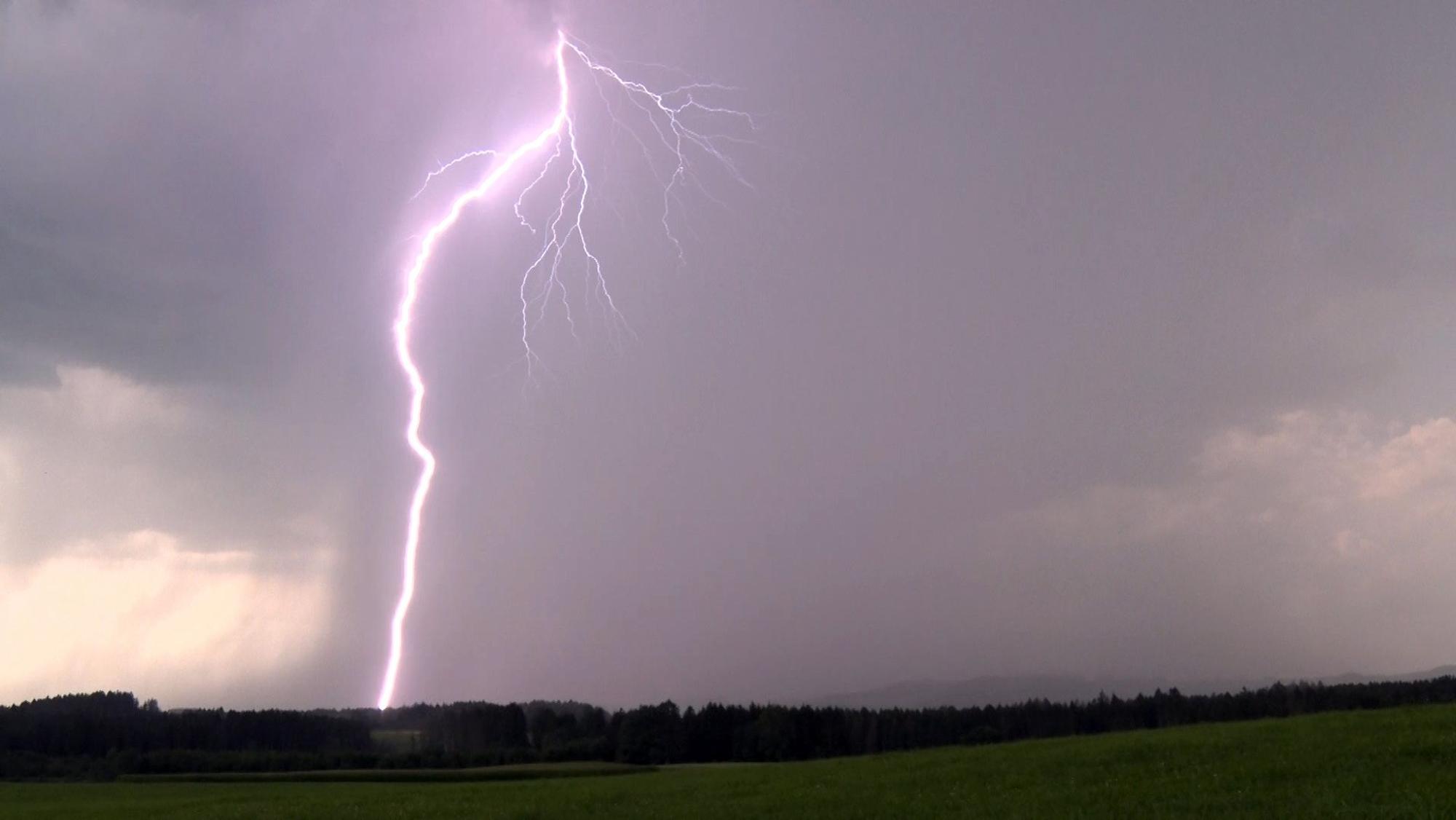 Das Symbolfoto zeigt einen Blitzeinschlag.