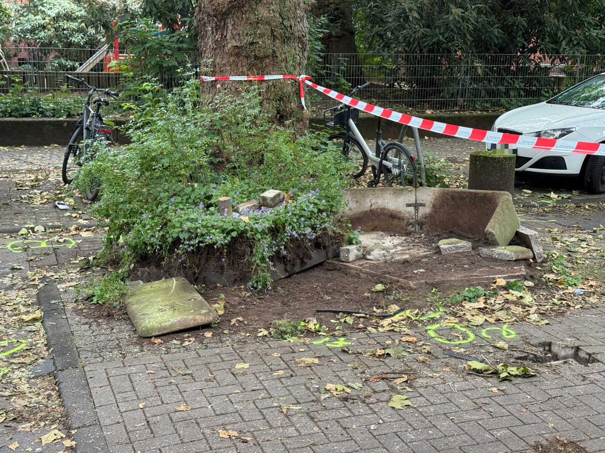 Ein Blumenkübel aus Beton ist völlig zerstört.