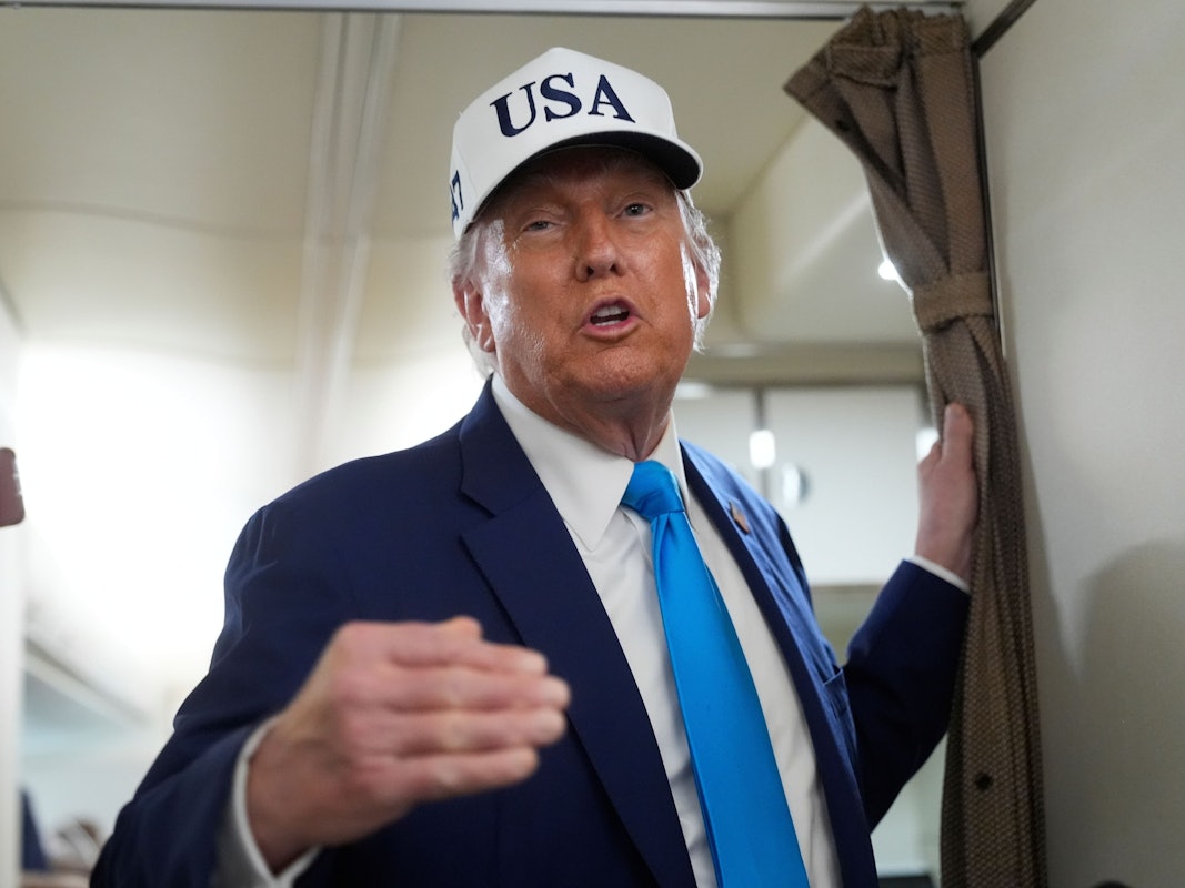 US-Präsident Donald Trump spricht zu Reportern an Bord der Air Force One auf dem Weg von der Joint Base Andrews in Maryland zum Morristown Municipal Airport in Morristown.