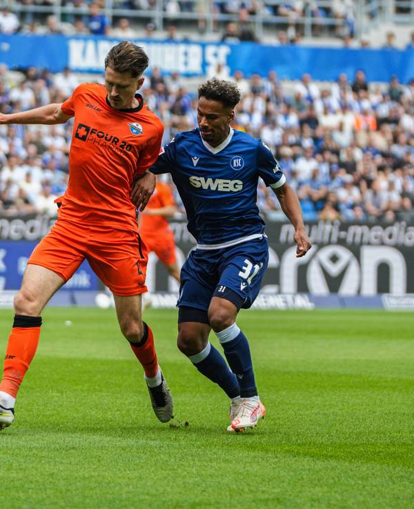 Zweikampf zwischen Calvin Brackelmann vom SC Paderborn und Bambasé Conté vom Karlsruher SC.