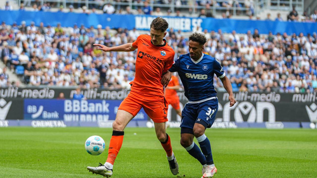 Zweikampf zwischen Calvin Brackelmann vom SC Paderborn und Bambasé Conté vom Karlsruher SC.