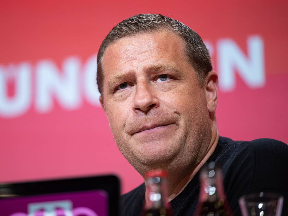 Max Eberl auf einer Pressekonferenz.