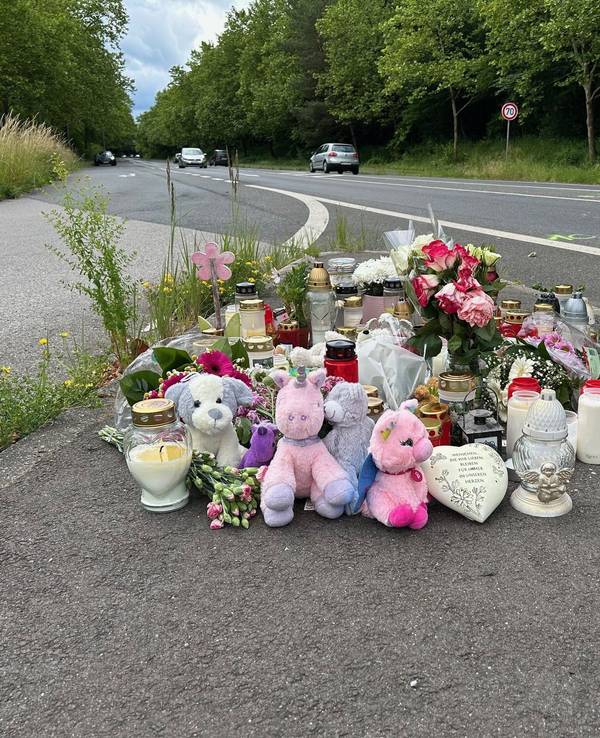 An der Unglücksstelle an der Frechener Straße werden immer mehr Blumen und Plüschtiere niedergelegt.