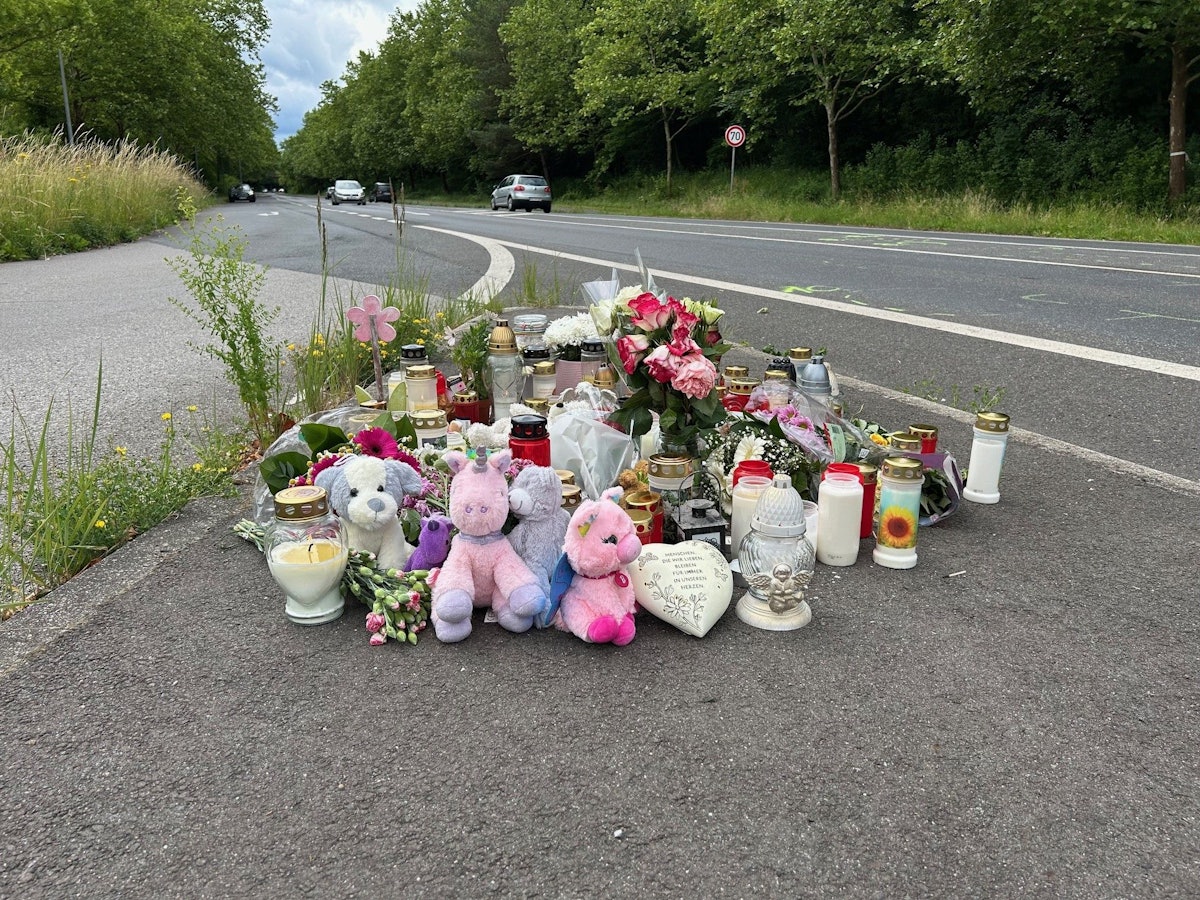 An der Unglücksstelle an der Frechener Straße werden immer mehr Blumen und Plüschtiere niedergelegt.