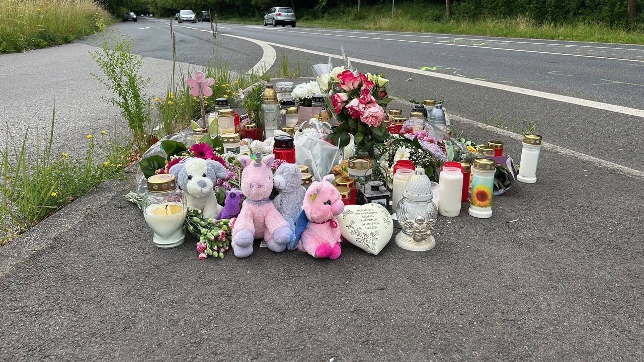 An der Unglücksstelle an der Frechener Straße werden immer mehr Blumen und Plüschtiere niedergelegt.