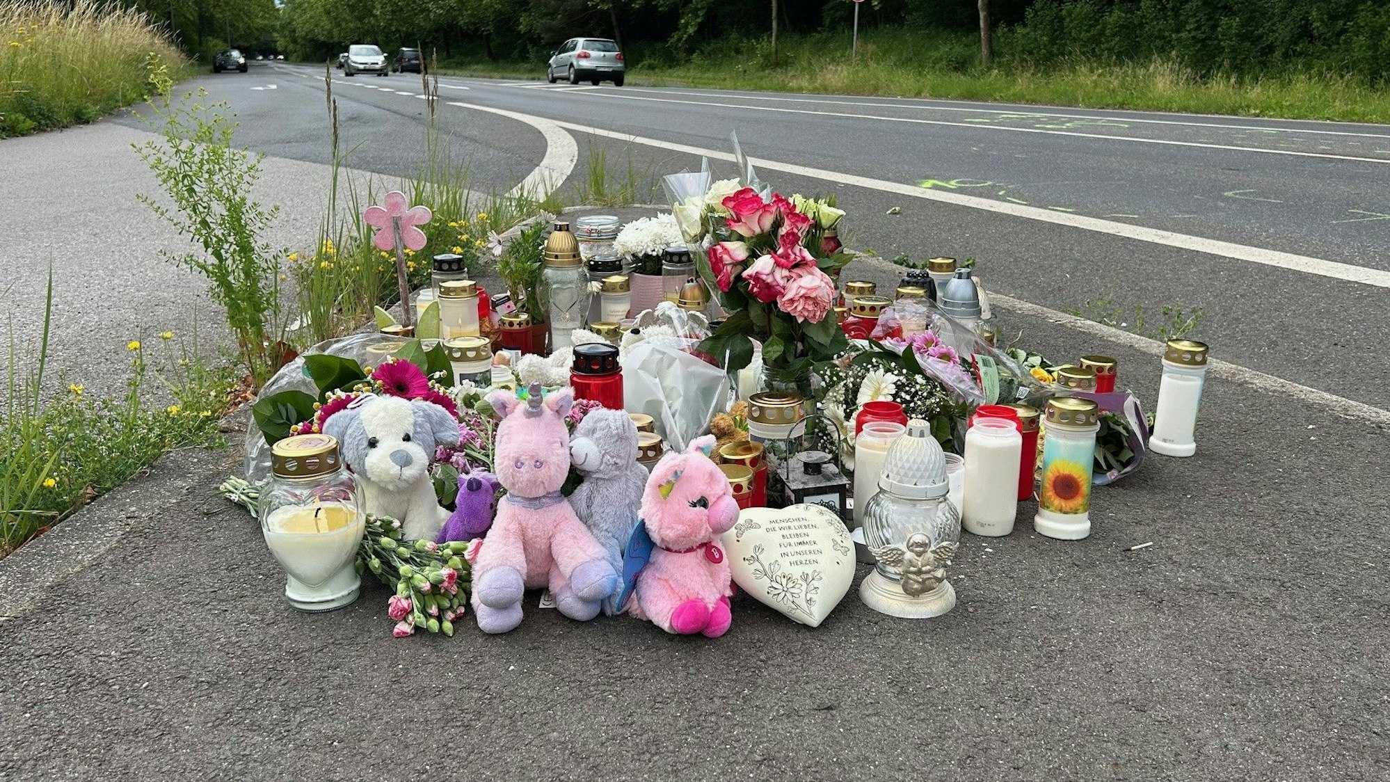 An der Unglücksstelle an der Frechener Straße werden immer mehr Blumen und Plüschtiere niedergelegt.