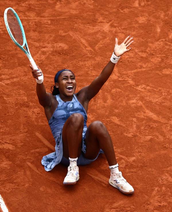 Coco Gauff liegt jubelnd im roten Sand.