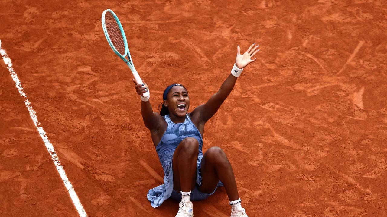 Coco Gauff liegt jubelnd im roten Sand.