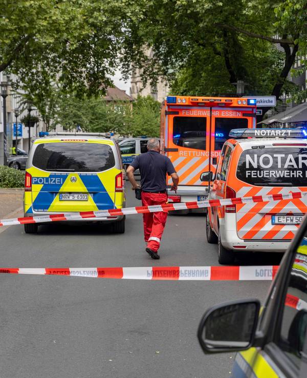 Das Symbolfoto zeigt Einsatzfahrzeuge nach Schüssen in der Essener Innenstadt auf einer Straße.