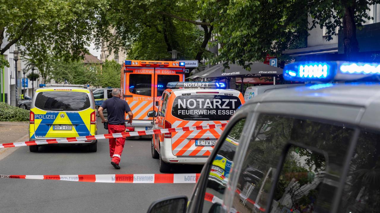 Das Symbolfoto zeigt Einsatzfahrzeuge nach Schüssen in der Essener Innenstadt auf einer Straße.