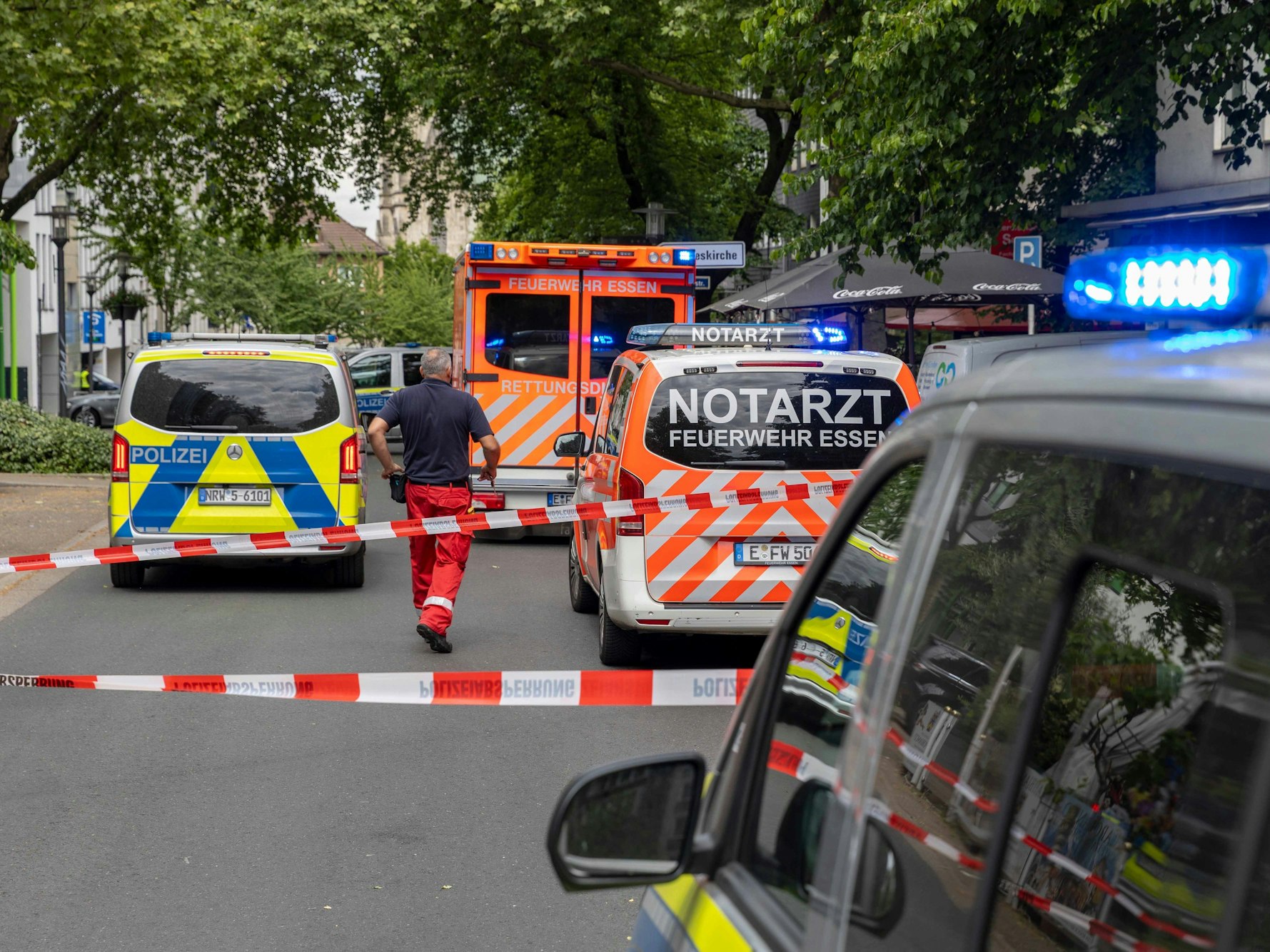 Das Symbolfoto zeigt Einsatzfahrzeuge nach Schüssen in der Essener Innenstadt auf einer Straße.