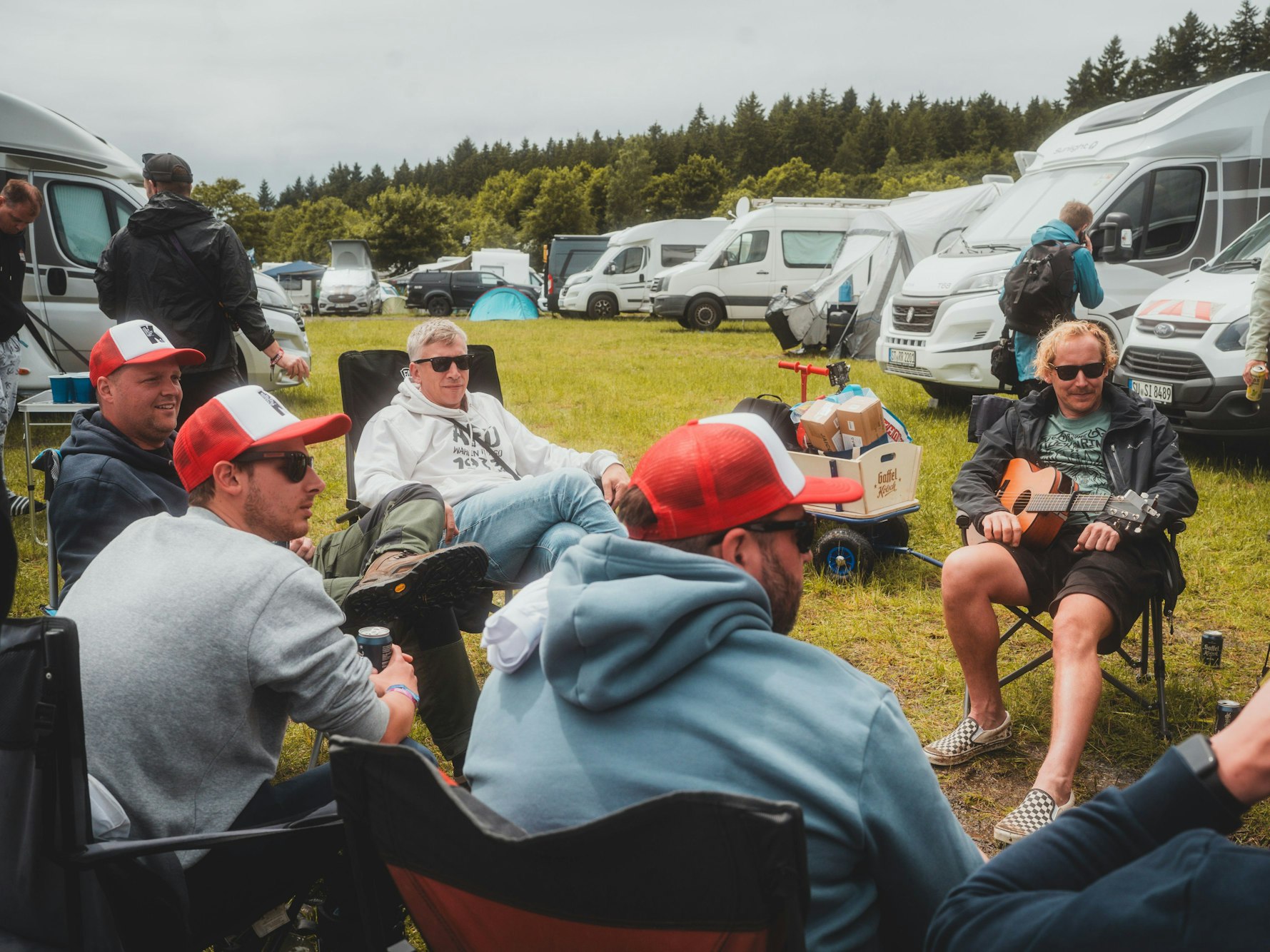 Kasalla zu Besuch bei Fans auf dem Campingplatz.